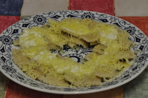 Jak uvařit domácí ravioly s česnekovým krémem? Střední recept, připravený za 30 - 45 minut